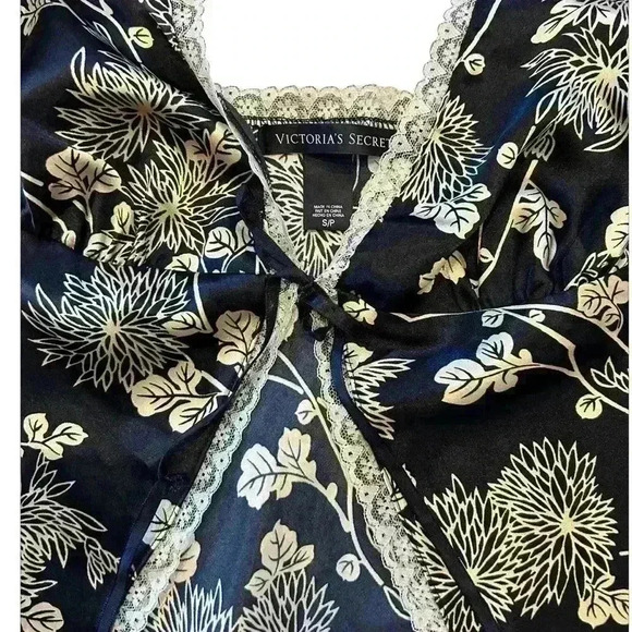 Vict secret satin flyaway slip - Picture 4 of 5